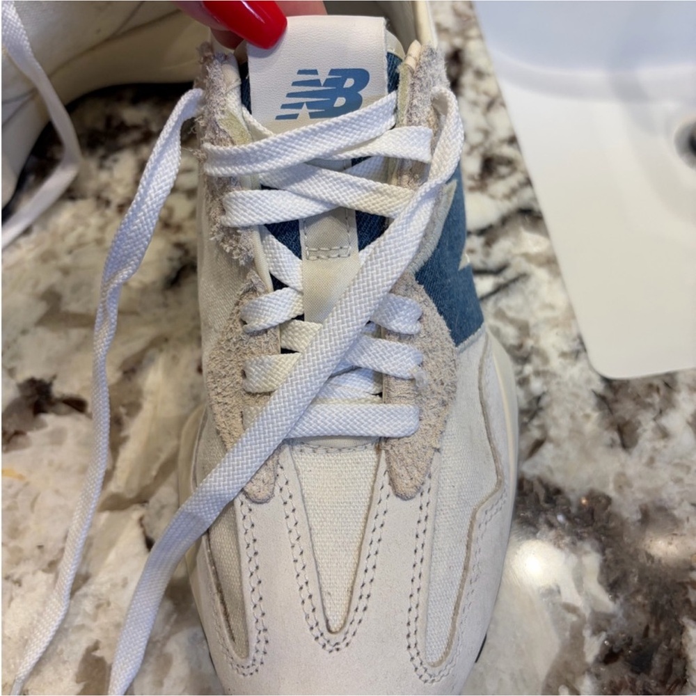 New balance sneakers, size 9 - Picture 4 of 4